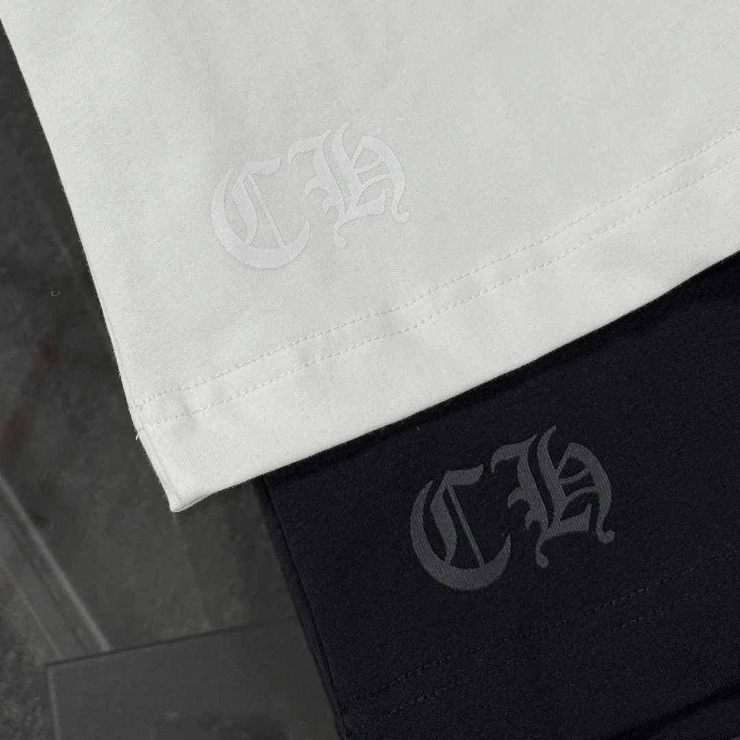 P170 Chrome Hearts 25 high-end versions. The fabric is made of 300 grams of high-density pure cotton. It does not deform or shrink. It has three labels. It is the same style for men and women. Technology: suede foaming + digital printing. Color: white, black. SIZE: S-XL.
